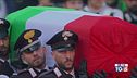 L'abbraccio commosso ai Carabinieri caduti