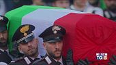 L'abbraccio commosso ai Carabinieri caduti