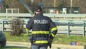 Viaggia senza biglietto e aggredisce poliziotti