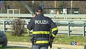 Viaggia senza biglietto e aggredisce poliziotti