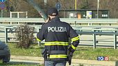 Viaggia senza biglietto e aggredisce poliziotti
