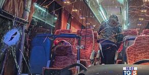 Assaltano bus di tifosi muore l'autista