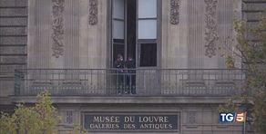 Colpo al Louvre è caccia ai ladri
