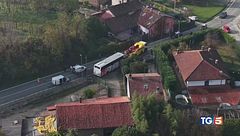 Scontro tra auto e bus, un morto e venti feriti