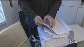 Doveva assisterli invece li derubava