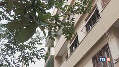 Le urla e il volo: cade dal terzo piano e muore