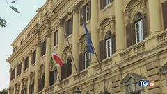 Lo scontro si allarga a scioperi e condono