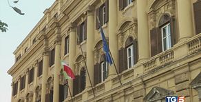 Lo scontro si allarga a scioperi e condono