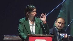 Lo scontro si allarga a scioperi e condono