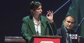 Lo scontro si allarga a scioperi e condono