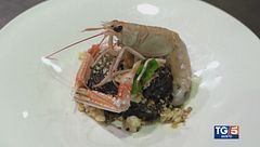 Spaghetti al nero di seppia con scampi, mantecati con burro acidulato