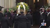 L'addio a Ornella tra lacrime e musica