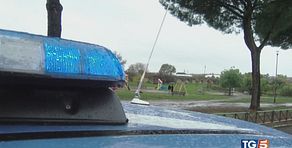 Violentata nel parco davanti al fidanzato