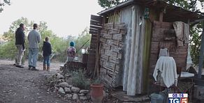 Offerto un casolare alla famiglia nel bosco