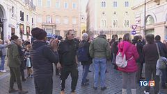 Famiglia nel bosco sit in e solidarietà