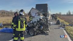 Sorpasso azzardato, si schianta su scuolabus