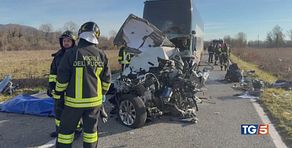 Sorpasso azzardato, si schianta su scuolabus