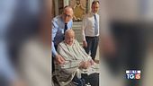 Papa sorprende ancora a San Pietro in poncho
