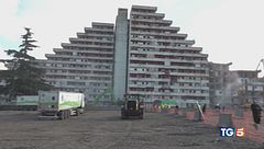 Scampia, nuovo inizio giù anche la vela rossa