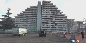 Scampia, nuovo inizio giù anche la vela rossa