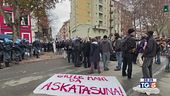 Scontri a Torino, dieci agenti feriti