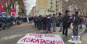 Scontri a Torino, dieci agenti feriti