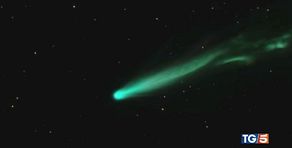 Cometa estrema sta sorvolando la terra