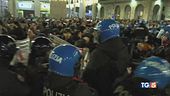 Scontri in piazza: fermare i violenti