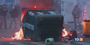 Guerriglia a Torino Nove agenti feriti