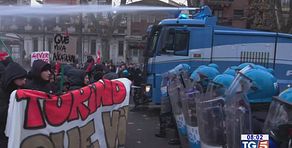 Guerriglia urbana a Torino per Askatasuna