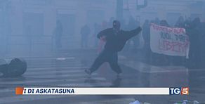 Violenze e guerriglia al corteo Askatasuna