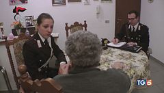 Donna e rassicurante la nuova truffatrice