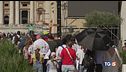 Il dolore dei fedeli in Piazza San Pietro