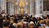 Cinquantamila in coda L'abbraccio a Francesco