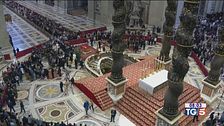 L'abbraccio infinito dei fedeli a Francesco