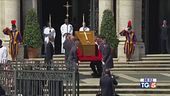 L'ultimo abbraccio a Papa Francesco