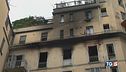 Giù dal quarto piano per sfuggire al rogo