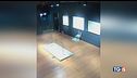 Danneggiano la sedia Van Gogh e scappano