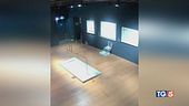 Danneggiano la sedia Van Gogh e scappano