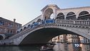 Ci mancavano solo i comitati No Bezos