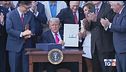 Trump firma 12 lettere, è scontro sui dazi