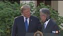 Trump giù, Camilla su