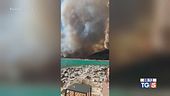 Fiamme in spiaggia, 200 in salvo via mare