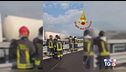 Cisterna in fiamme, autostrada bloccata