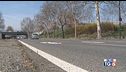 Cade da auto in corsa grave bimbo di un anno