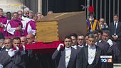 Funerali di Papa Francesco: il feretro viene portato in Piazza San Pietro