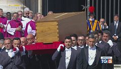 Funerali di Papa Francesco: il feretro viene portato in Piazza San Pietro