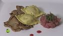 Ravioli ripieni ai porcini serviti con una tartare di tonno