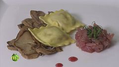 Ravioli ripieni ai porcini serviti con una tartare di tonno
