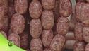 La lavorazione delle salsicce e del salame